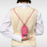 leatherstrap+iPhonecase-set_cardcase_PNK_model-women_zoom_01